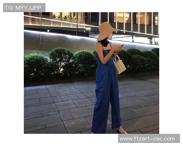 足球明星时尚新宠帽衫搭配展现个性与运动魅力