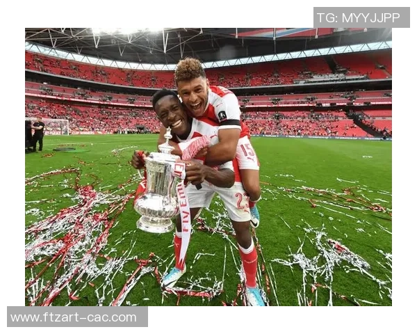 张伯伦足球明星妻子美丽照片曝光引发热议与关注 张伯伦足球明星妻子美丽照片曝光引发热议与关注